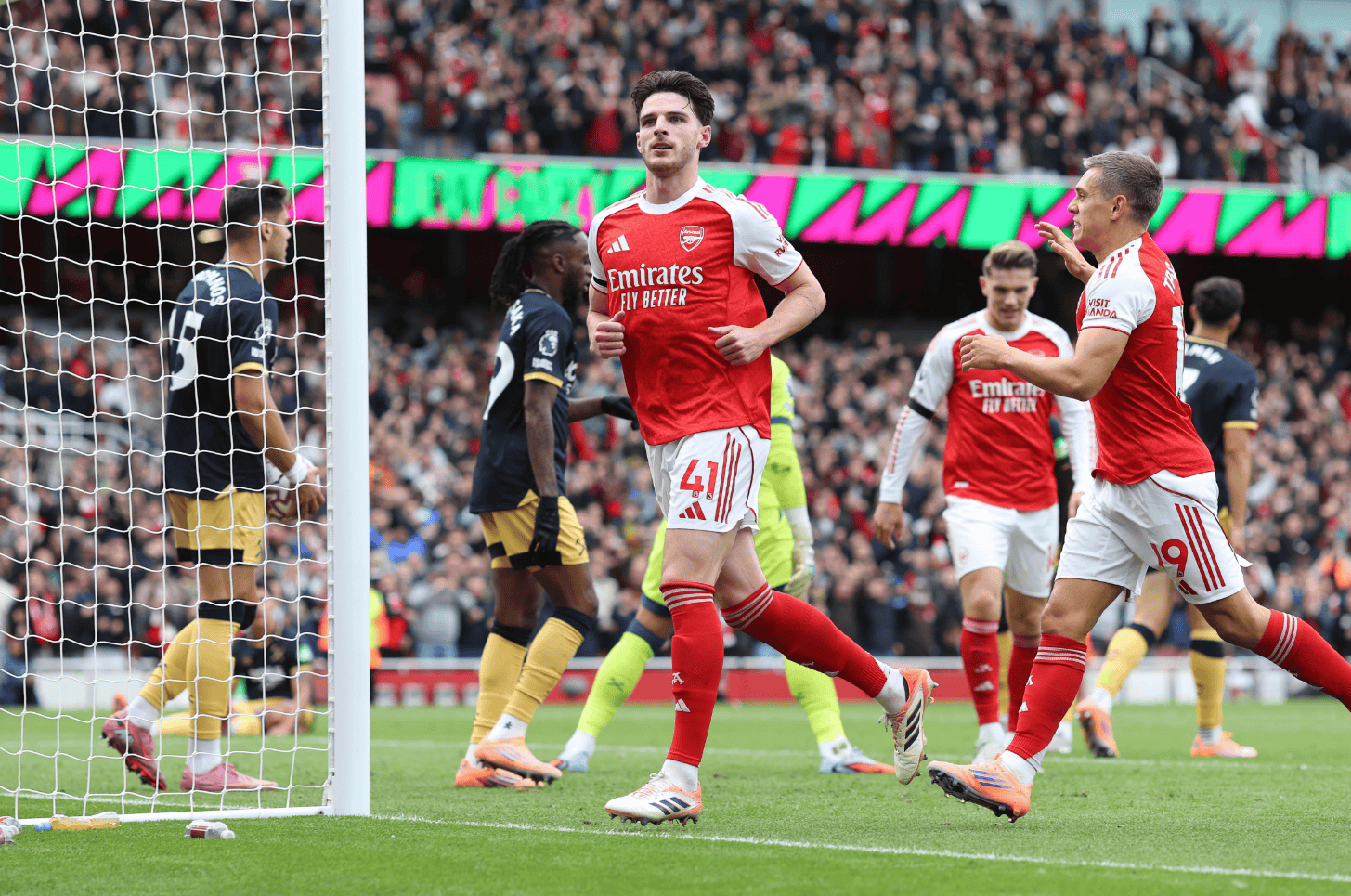 开云体育下载-窗口期英超焦点战；法兰克福造点机会；媒体盛赞；更衣室氛围转暖的简单介绍