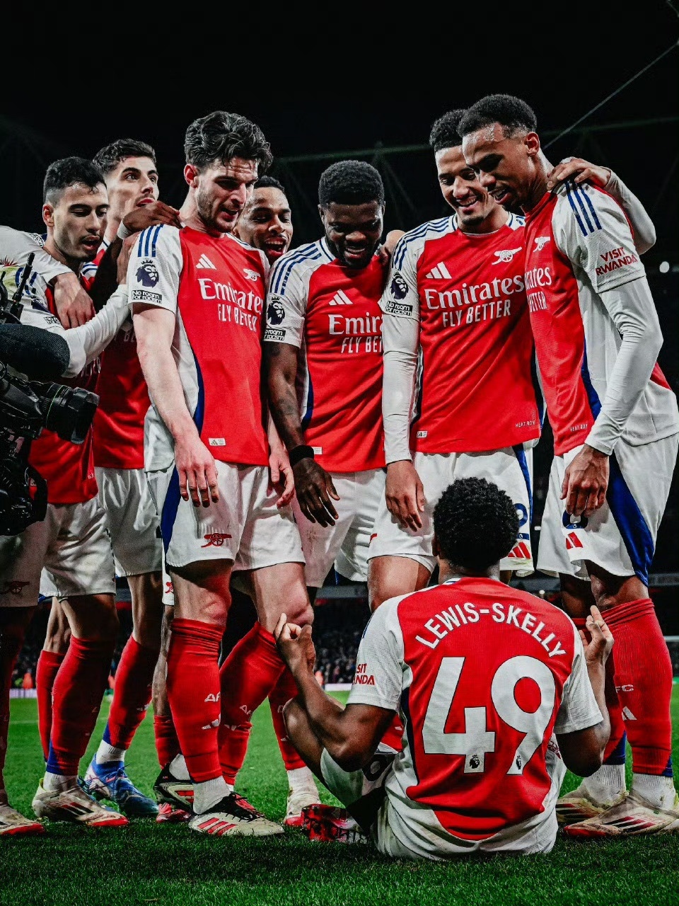 开云APP-皇家马德里迎荷甲关键赛，关键时刻内部沟通，管理层满意，身体对抗强度拉满的简单介绍